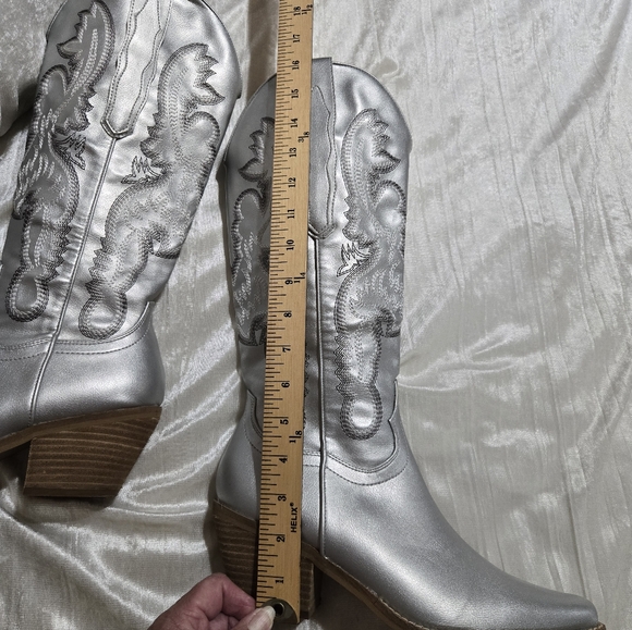 Silver Western-Style Women's Boots With Embrodery Size 8 EUC By Ccoco - Picture 10 of 14